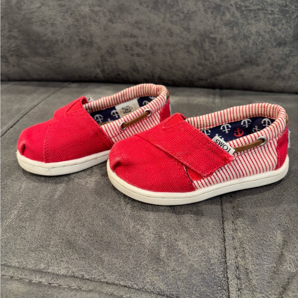 Red infant Toms